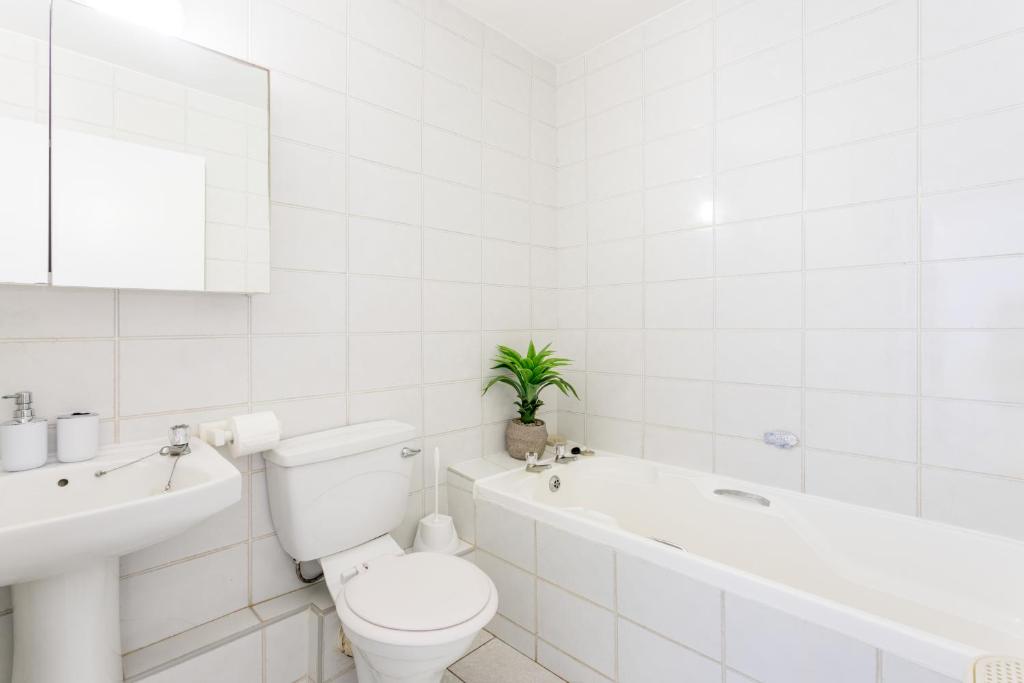 Second bathroom with a bathtub and a toilet at Ocean Blue