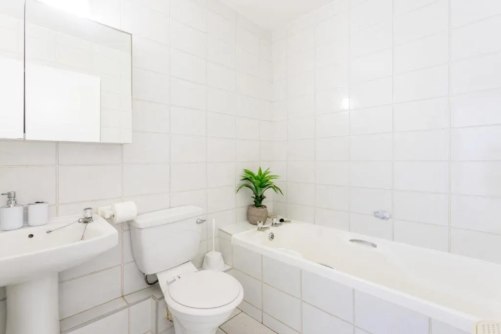Second bathroom with a bathtub and a toilet at Ocean Blue