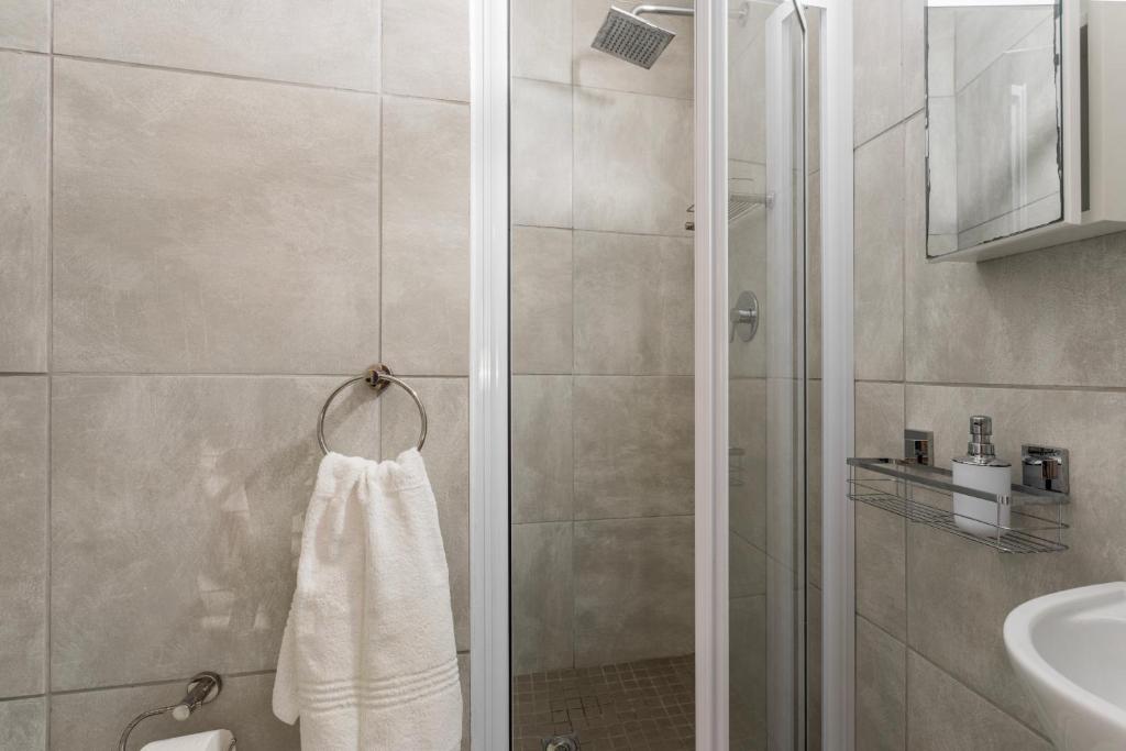 Second bathroom with a glass shower and a basin at Ocean Pearl